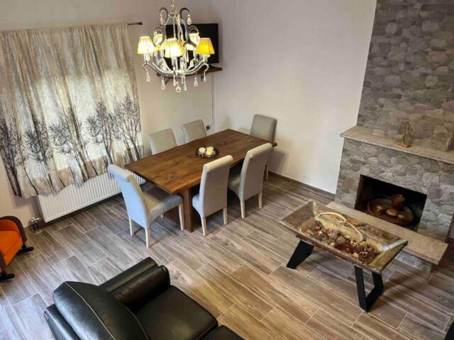 Dining and living area with stone fireplace in Pavliani Oiti – τραπεζαρία και σαλόνι με πέτρινο τζάκι στην Παύλιανη Οίτης, ενοικιαζόμενο σπίτι