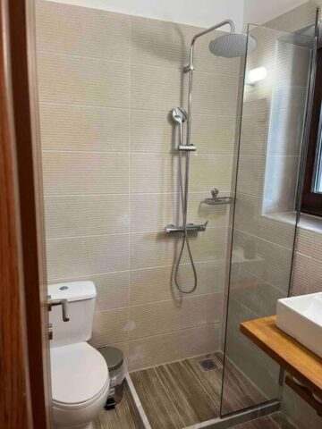 Modern bathroom with glass shower and wooden sink counter in Pavliani Oiti – μοντέρνο μπάνιο με ντουζιέρα και ξύλινο πάγκο στην Παύλιανη Οίτης