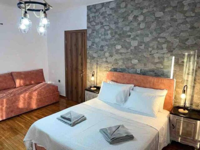 Cozy bedroom with double bed in Pavliani Oiti – άνετο υπνοδωμάτιο με διπλό κρεβάτι στην Παύλιανη Οίτης, pet-friendly rental