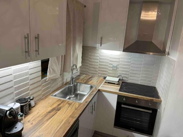 Modern kitchen with wooden countertop, stove and coffee maker in Pavliani Oiti – μοντέρνα κουζίνα με πάγκο ξύλου και καφετιέρα στην Παύλιανη Οίτης
