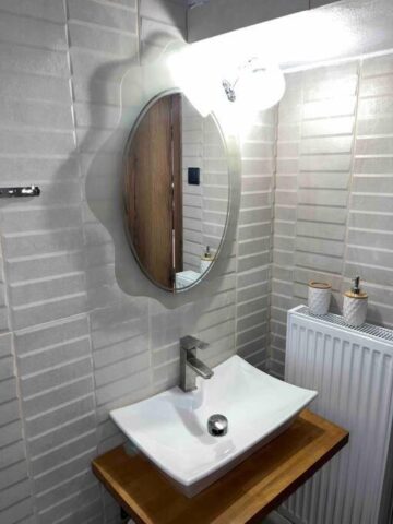 Bathroom sink with mirror in Pavliani Oiti – μπάνιο με νιπτήρα και καθρέφτη στην Παύλιανη Οίτης, ενοικιαζόμενο κατάλυμα
