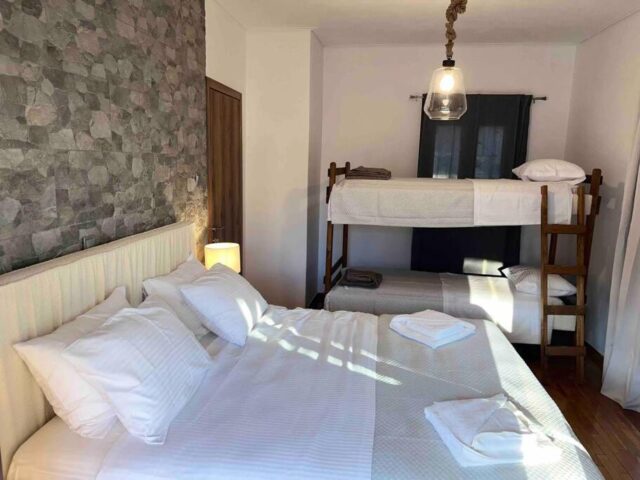 Family bedroom with double bed and bunk beds in Pavliani Oiti – οικογενειακό υπνοδωμάτιο με διπλό κρεβάτι και κουκέτες στην Παύλιανη Οίτης