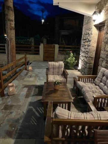 Outdoor patio with wooden furniture in Pavliani Oiti – εξωτερική βεράντα με ξύλινα έπιπλα στην Παύλιανη Οίτης, pet-friendly home