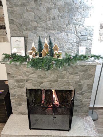 Stone fireplace with festive decoration in Pavliani Oiti – πέτρινο τζάκι με γιορτινή διακόσμηση στην Παύλιανη Οίτης