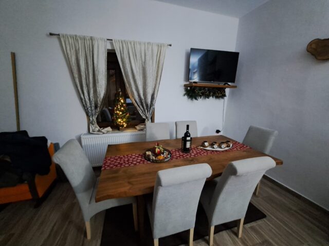Dining area with wooden table, TV and Christmas tree in Pavliani Oiti – τραπεζαρία με τηλεόραση και χριστουγεννιάτικο δέντρο στην Παύλιανη Οίτης, ενοικιαζόμενο κατάλυμα