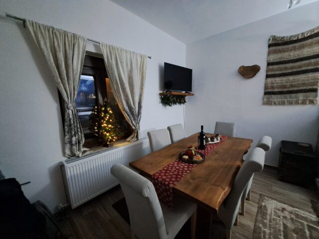 Dining room with wooden table and Christmas tree in Pavliani Oiti – τραπεζαρία με ξύλινο τραπέζι και χριστουγεννιάτικο δέντρο στην Παύλιανη Οίτης