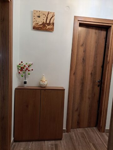 Hallway with wooden doors and decorative details in Pavliani Oiti – διάδρομος με ξύλινες πόρτες και διακόσμηση στην Παύλιανη Οίτης