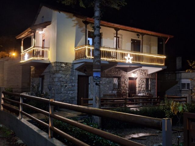 Holiday house exterior with balcony lights at night in Pavliani Oiti – εξωτερική κατοικία με φωτισμό και μπαλκόνια τη νύχτα στην Παύλιανη Οίτης