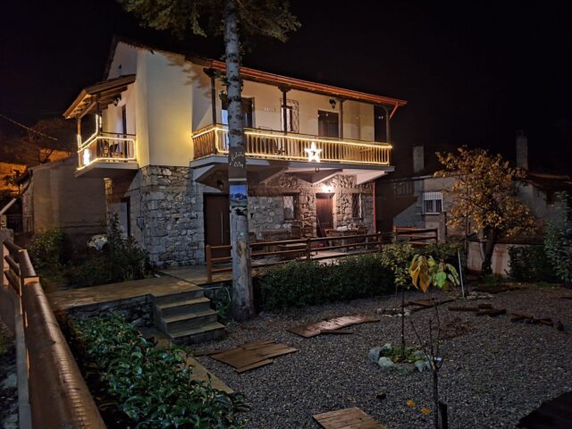 Traditional stone house with balcony lights at night in Pavliani Oiti – παραδοσιακό πέτρινο σπίτι με φωτισμένα μπαλκόνια στην Παύλιανη Οίτης