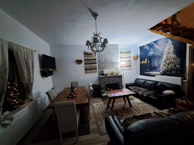 Spacious living room with fireplace and dining table in Pavliani Oiti – ευρύχωρο σαλόνι με τζάκι και τραπεζαρία στην Παύλιανη Οίτης