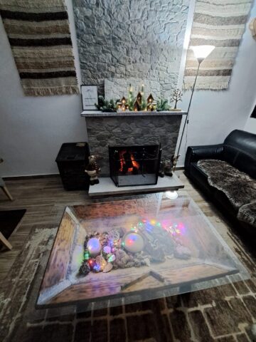 Cozy living room with stone fireplace in Pavliani Oiti – ζεστό σαλόνι με πέτρινο τζάκι στην Παύλιανη Οίτης, pet-friendly rental