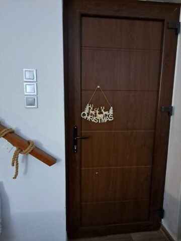 Wooden door with Christmas decoration in Pavliani Oiti – ξύλινη πόρτα με χριστουγεννιάτικη διακόσμηση στην Παύλιανη Οίτης