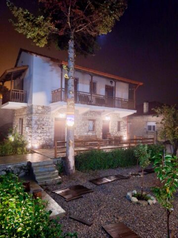 Stone house exterior at night in Pavliani Oiti – πέτρινη κατοικία με φωτισμό τη νύχτα στην Παύλιανη Οίτης, pet-friendly rental