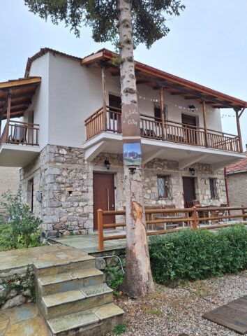 Stone holiday house with wooden balconies in Pavliani Oiti – πέτρινο ενοικιαζόμενο σπίτι με ξύλινα μπαλκόνια στην Παύλιανη Οίτης